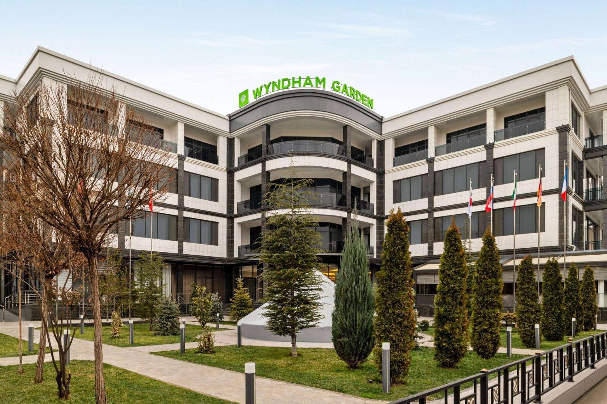 Wyndham Garden Tashkent Hotell Exteriör bild