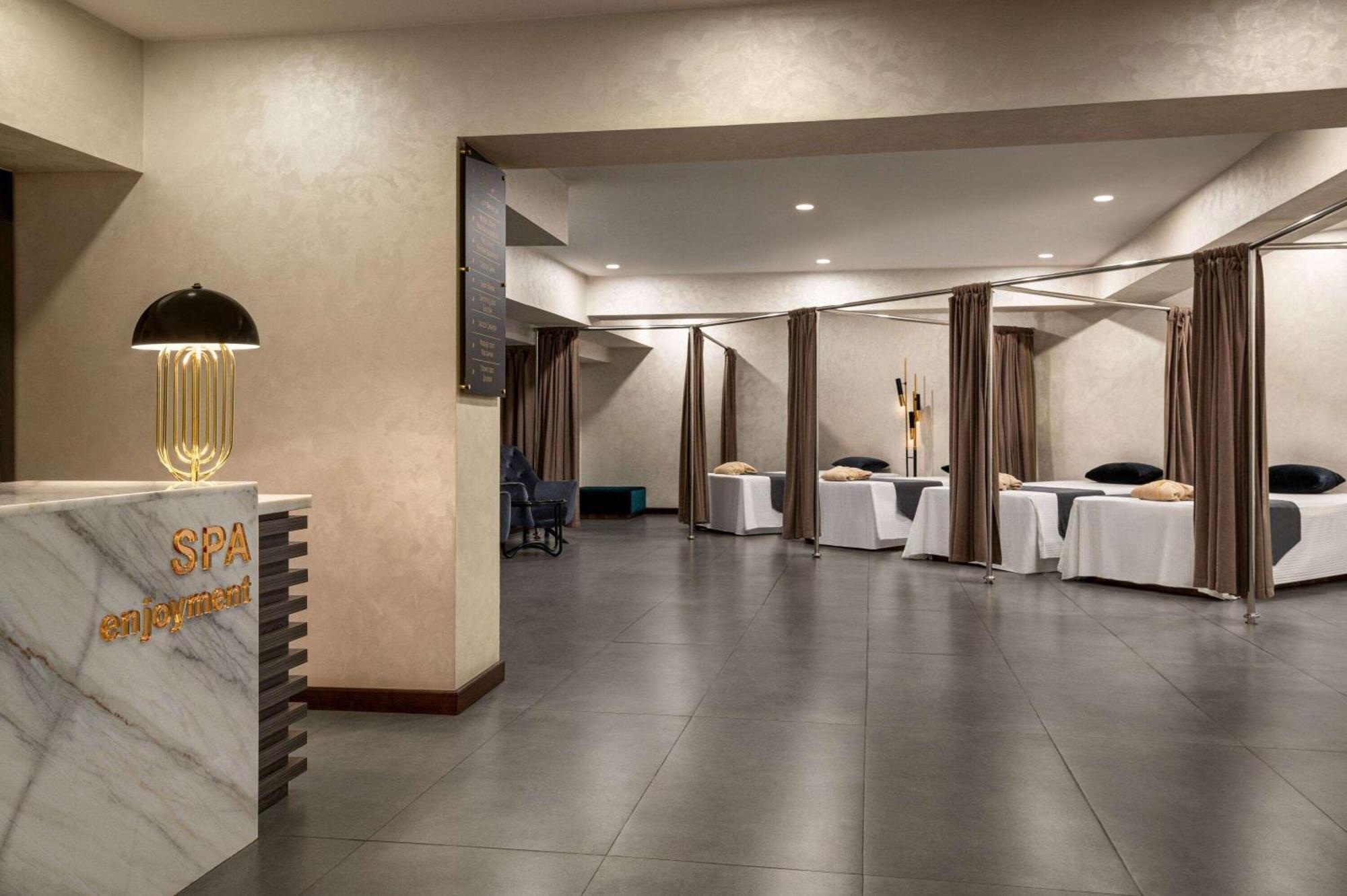 Wyndham Garden Tashkent Hotell Exteriör bild