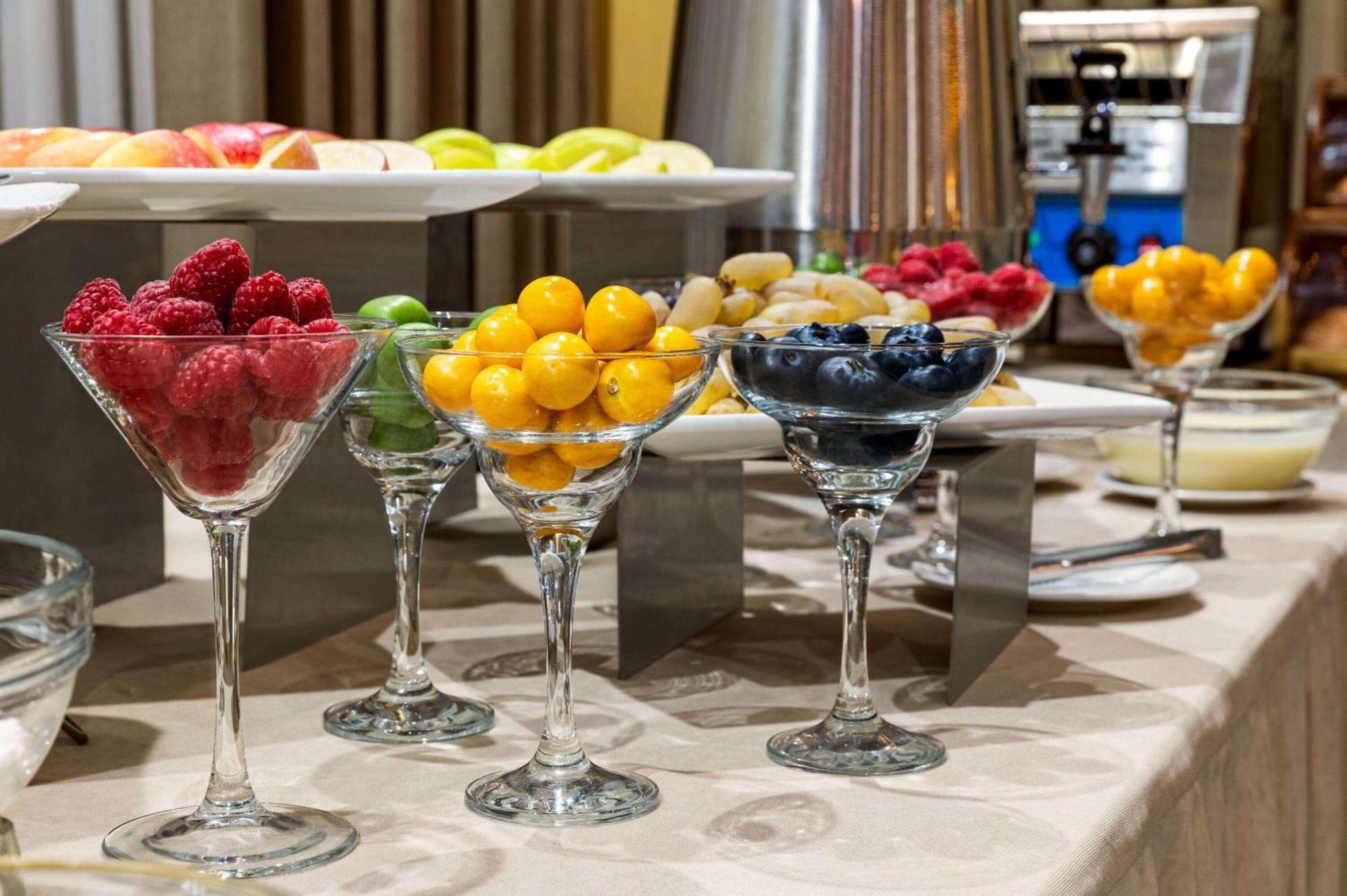 Wyndham Garden Tashkent Hotell Exteriör bild
