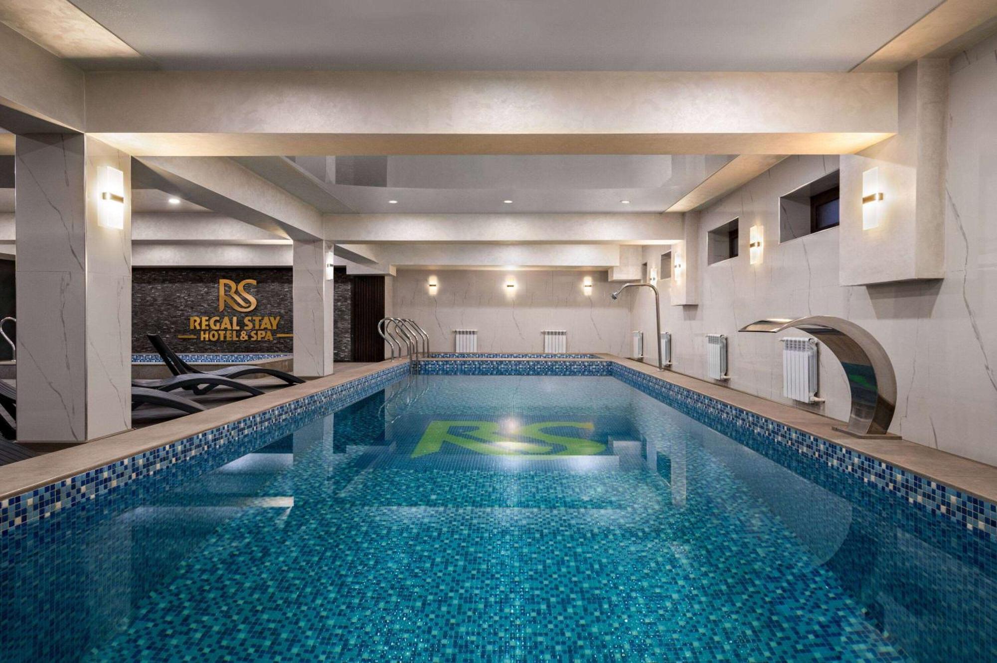 Wyndham Garden Tashkent Hotell Exteriör bild