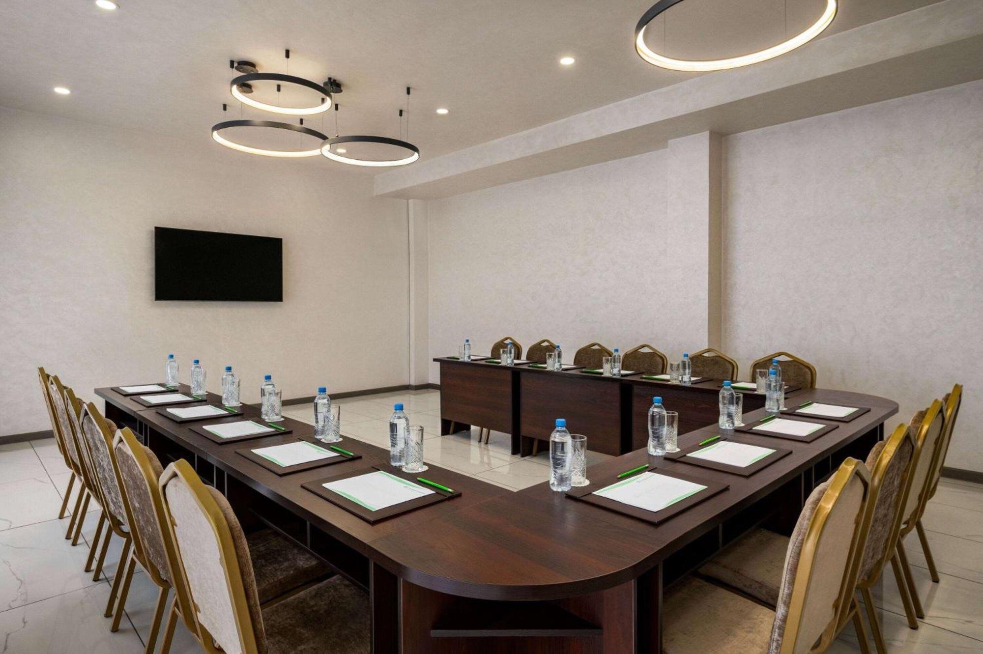 Wyndham Garden Tashkent Hotell Exteriör bild