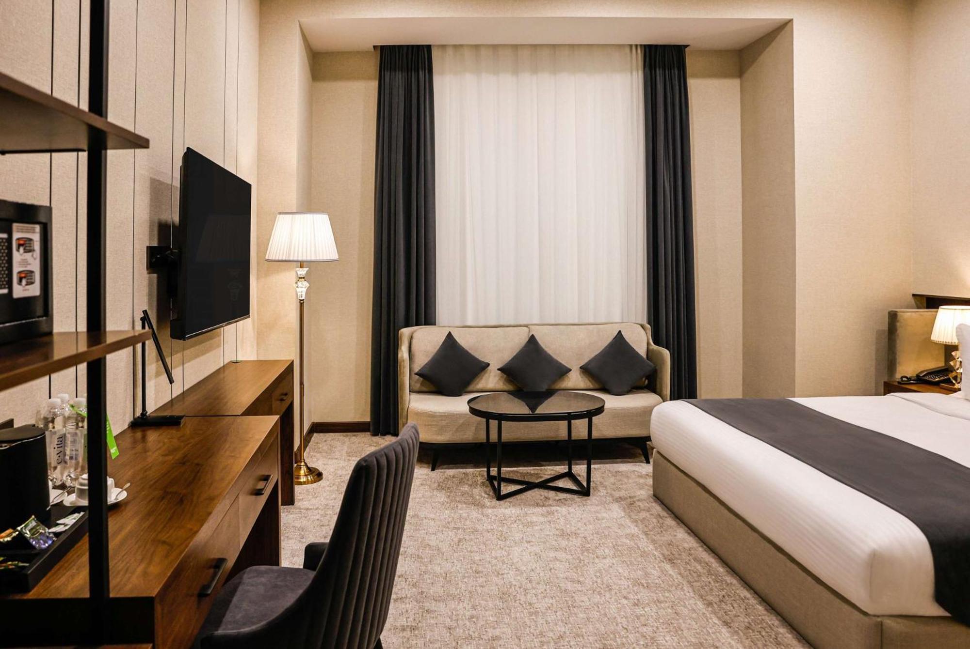 Wyndham Garden Tashkent Hotell Exteriör bild
